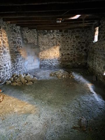 batiment pierre et ardoise en plein coeur de mézangers