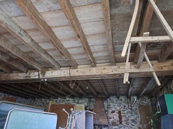 batiment pierre et ardoise en plein coeur de mézangers