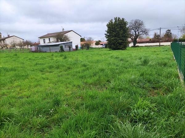 Terrain Gencay 1885 m2