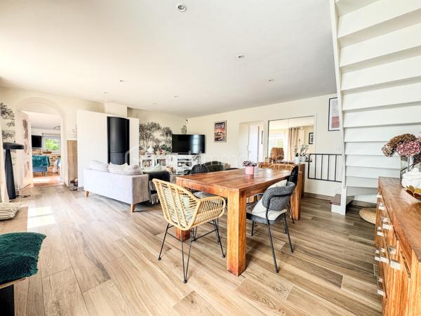 Nouveauté et en Exclusivité : Charmante maison en campagne de Noyal sur Vilaine dans un environnement calme et accès rapide à la 4 voies.

Je suis ravis de vous présenter cette belle maison familiale offrant confort, espace et de nombreuses possibilités. 

Cette propriété de 134m2 et 159m2 au sol environ est érigée sur un terrain généreux de 800 m2 environ, vous offrant ainsi un cadre de vie idéal pour votre famille. 

En entrant dans la maison, vous serez accueilli par un beau et grand salon-séjour, une cuisine séparée, aménagée équipée de 16m2 où la lumière naturelle baigne l'espace grâce à de grandes fenêtres.

Le rez-de-chaussée comprend également une chambre parentale avec sa salle d'eau et wc de 21m2, une grande chambre, une salle de bain, un wc  une grande buanderie.

À l'étage, vous trouverez un espace bureau dans le couloir avec placards desservant 2 grandes chambres équipées de placards et bureau intégrés et une pièce servant de chambre d'enfant actuellement mais qui pourrait être transformée en salle d'eau et wc.bureau. 

Le tout est complété par un grand garage de 34m2 et un grenier de 21m2. Il y a également un puits, un cabanon, un poêle à bois et un carport.

À l'extérieur, le terrain vous permettra de profiter pleinement des beaux jours avec deux belles terrasses et d'aménager un jardin à votre goût 

Ne manquez pas cette opportunité d'acquérir une maison avec un grand potentiel. 

Noyal-sur-Vilaine combine idéalement charme rural et vitalité économique, offrant un accès ultra-rapide à Rennes grâce à sa gare TER et l'axe Paris-Rennes.

La commune propose un cadre de vie complet avec ses commerces de centre-bourg, ses infrastructures culturelles modernes (L'Intervalle) et de nombreux espaces naturels préservés.

Contactez-moi dès maintenant pour organiser une visite et laissez-vous séduire par cette charmante demeure familiale.