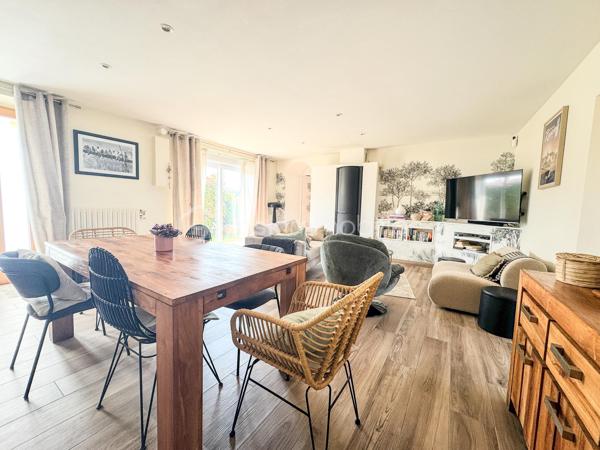 Nouveauté et en Exclusivité : Charmante maison en campagne de Noyal sur Vilaine dans un environnement calme et accès rapide à la 4 voies.

Je suis ravis de vous présenter cette belle maison familiale offrant confort, espace et de nombreuses possibilités. 

Cette propriété de 134m2 et 159m2 au sol environ est érigée sur un terrain généreux de 800 m2 environ, vous offrant ainsi un cadre de vie idéal pour votre famille. 

En entrant dans la maison, vous serez accueilli par un beau et grand salon-séjour, une cuisine séparée, aménagée équipée de 16m2 où la lumière naturelle baigne l'espace grâce à de grandes fenêtres.

Le rez-de-chaussée comprend également une chambre parentale avec sa salle d'eau et wc de 21m2, une grande chambre, une salle de bain, un wc  une grande buanderie.

À l'étage, vous trouverez un espace bureau dans le couloir avec placards desservant 2 grandes chambres équipées de placards et bureau intégrés et une pièce servant de chambre d'enfant actuellement mais qui pourrait être transformée en salle d'eau et wc.bureau. 

Le tout est complété par un grand garage de 34m2 et un grenier de 21m2. Il y a également un puits, un cabanon, un poêle à bois et un carport.

À l'extérieur, le terrain vous permettra de profiter pleinement des beaux jours avec deux belles terrasses et d'aménager un jardin à votre goût 

Ne manquez pas cette opportunité d'acquérir une maison avec un grand potentiel. 

Noyal-sur-Vilaine combine idéalement charme rural et vitalité économique, offrant un accès ultra-rapide à Rennes grâce à sa gare TER et l'axe Paris-Rennes.

La commune propose un cadre de vie complet avec ses commerces de centre-bourg, ses infrastructures culturelles modernes (L'Intervalle) et de nombreux espaces naturels préservés.

Contactez-moi dès maintenant pour organiser une visite et laissez-vous séduire par cette charmante demeure familiale.