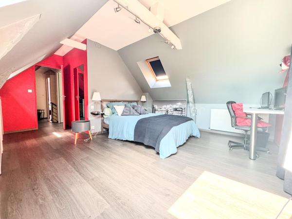 Nouveauté et en Exclusivité : Charmante maison en campagne de Noyal sur Vilaine dans un environnement calme et accès rapide à la 4 voies.

Je suis ravis de vous présenter cette belle maison familiale offrant confort, espace et de nombreuses possibilités. 

Cette propriété de 134m2 et 159m2 au sol environ est érigée sur un terrain généreux de 800 m2 environ, vous offrant ainsi un cadre de vie idéal pour votre famille. 

En entrant dans la maison, vous serez accueilli par un beau et grand salon-séjour, une cuisine séparée, aménagée équipée de 16m2 où la lumière naturelle baigne l'espace grâce à de grandes fenêtres.

Le rez-de-chaussée comprend également une chambre parentale avec sa salle d'eau et wc de 21m2, une grande chambre, une salle de bain, un wc  une grande buanderie.

À l'étage, vous trouverez un espace bureau dans le couloir avec placards desservant 2 grandes chambres équipées de placards et bureau intégrés et une pièce servant de chambre d'enfant actuellement mais qui pourrait être transformée en salle d'eau et wc.bureau. 

Le tout est complété par un grand garage de 34m2 et un grenier de 21m2. Il y a également un puits, un cabanon, un poêle à bois et un carport.

À l'extérieur, le terrain vous permettra de profiter pleinement des beaux jours avec deux belles terrasses et d'aménager un jardin à votre goût 

Ne manquez pas cette opportunité d'acquérir une maison avec un grand potentiel. 

Noyal-sur-Vilaine combine idéalement charme rural et vitalité économique, offrant un accès ultra-rapide à Rennes grâce à sa gare TER et l'axe Paris-Rennes.

La commune propose un cadre de vie complet avec ses commerces de centre-bourg, ses infrastructures culturelles modernes (L'Intervalle) et de nombreux espaces naturels préservés.

Contactez-moi dès maintenant pour organiser une visite et laissez-vous séduire par cette charmante demeure familiale.