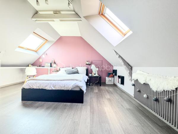 Nouveauté et en Exclusivité : Charmante maison en campagne de Noyal sur Vilaine dans un environnement calme et accès rapide à la 4 voies.

Je suis ravis de vous présenter cette belle maison familiale offrant confort, espace et de nombreuses possibilités. 

Cette propriété de 134m2 et 159m2 au sol environ est érigée sur un terrain généreux de 800 m2 environ, vous offrant ainsi un cadre de vie idéal pour votre famille. 

En entrant dans la maison, vous serez accueilli par un beau et grand salon-séjour, une cuisine séparée, aménagée équipée de 16m2 où la lumière naturelle baigne l'espace grâce à de grandes fenêtres.

Le rez-de-chaussée comprend également une chambre parentale avec sa salle d'eau et wc de 21m2, une grande chambre, une salle de bain, un wc  une grande buanderie.

À l'étage, vous trouverez un espace bureau dans le couloir avec placards desservant 2 grandes chambres équipées de placards et bureau intégrés et une pièce servant de chambre d'enfant actuellement mais qui pourrait être transformée en salle d'eau et wc.bureau. 

Le tout est complété par un grand garage de 34m2 et un grenier de 21m2. Il y a également un puits, un cabanon, un poêle à bois et un carport.

À l'extérieur, le terrain vous permettra de profiter pleinement des beaux jours avec deux belles terrasses et d'aménager un jardin à votre goût 

Ne manquez pas cette opportunité d'acquérir une maison avec un grand potentiel. 

Noyal-sur-Vilaine combine idéalement charme rural et vitalité économique, offrant un accès ultra-rapide à Rennes grâce à sa gare TER et l'axe Paris-Rennes.

La commune propose un cadre de vie complet avec ses commerces de centre-bourg, ses infrastructures culturelles modernes (L'Intervalle) et de nombreux espaces naturels préservés.

Contactez-moi dès maintenant pour organiser une visite et laissez-vous séduire par cette charmante demeure familiale.