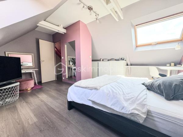 Nouveauté et en Exclusivité : Charmante maison en campagne de Noyal sur Vilaine dans un environnement calme et accès rapide à la 4 voies.

Je suis ravis de vous présenter cette belle maison familiale offrant confort, espace et de nombreuses possibilités. 

Cette propriété de 134m2 et 159m2 au sol environ est érigée sur un terrain généreux de 800 m2 environ, vous offrant ainsi un cadre de vie idéal pour votre famille. 

En entrant dans la maison, vous serez accueilli par un beau et grand salon-séjour, une cuisine séparée, aménagée équipée de 16m2 où la lumière naturelle baigne l'espace grâce à de grandes fenêtres.

Le rez-de-chaussée comprend également une chambre parentale avec sa salle d'eau et wc de 21m2, une grande chambre, une salle de bain, un wc  une grande buanderie.

À l'étage, vous trouverez un espace bureau dans le couloir avec placards desservant 2 grandes chambres équipées de placards et bureau intégrés et une pièce servant de chambre d'enfant actuellement mais qui pourrait être transformée en salle d'eau et wc.bureau. 

Le tout est complété par un grand garage de 34m2 et un grenier de 21m2. Il y a également un puits, un cabanon, un poêle à bois et un carport.

À l'extérieur, le terrain vous permettra de profiter pleinement des beaux jours avec deux belles terrasses et d'aménager un jardin à votre goût 

Ne manquez pas cette opportunité d'acquérir une maison avec un grand potentiel. 

Noyal-sur-Vilaine combine idéalement charme rural et vitalité économique, offrant un accès ultra-rapide à Rennes grâce à sa gare TER et l'axe Paris-Rennes.

La commune propose un cadre de vie complet avec ses commerces de centre-bourg, ses infrastructures culturelles modernes (L'Intervalle) et de nombreux espaces naturels préservés.

Contactez-moi dès maintenant pour organiser une visite et laissez-vous séduire par cette charmante demeure familiale.
