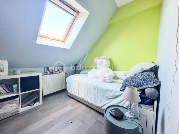 Nouveauté et en Exclusivité : Charmante maison en campagne de Noyal sur Vilaine dans un environnement calme et accès rapide à la 4 voies.

Je suis ravis de vous présenter cette belle maison familiale offrant confort, espace et de nombreuses possibilités. 

Cette propriété de 134m2 et 159m2 au sol environ est érigée sur un terrain généreux de 800 m2 environ, vous offrant ainsi un cadre de vie idéal pour votre famille. 

En entrant dans la maison, vous serez accueilli par un beau et grand salon-séjour, une cuisine séparée, aménagée équipée de 16m2 où la lumière naturelle baigne l'espace grâce à de grandes fenêtres.

Le rez-de-chaussée comprend également une chambre parentale avec sa salle d'eau et wc de 21m2, une grande chambre, une salle de bain, un wc  une grande buanderie.

À l'étage, vous trouverez un espace bureau dans le couloir avec placards desservant 2 grandes chambres équipées de placards et bureau intégrés et une pièce servant de chambre d'enfant actuellement mais qui pourrait être transformée en salle d'eau et wc.bureau. 

Le tout est complété par un grand garage de 34m2 et un grenier de 21m2. Il y a également un puits, un cabanon, un poêle à bois et un carport.

À l'extérieur, le terrain vous permettra de profiter pleinement des beaux jours avec deux belles terrasses et d'aménager un jardin à votre goût 

Ne manquez pas cette opportunité d'acquérir une maison avec un grand potentiel. 

Noyal-sur-Vilaine combine idéalement charme rural et vitalité économique, offrant un accès ultra-rapide à Rennes grâce à sa gare TER et l'axe Paris-Rennes.

La commune propose un cadre de vie complet avec ses commerces de centre-bourg, ses infrastructures culturelles modernes (L'Intervalle) et de nombreux espaces naturels préservés.

Contactez-moi dès maintenant pour organiser une visite et laissez-vous séduire par cette charmante demeure familiale.