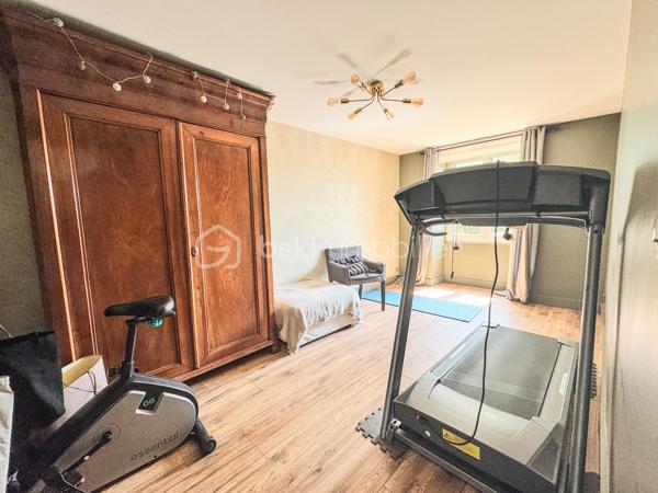 Nouveauté et en Exclusivité : Charmante maison en campagne de Noyal sur Vilaine dans un environnement calme et accès rapide à la 4 voies.

Je suis ravis de vous présenter cette belle maison familiale offrant confort, espace et de nombreuses possibilités. 

Cette propriété de 134m2 et 159m2 au sol environ est érigée sur un terrain généreux de 800 m2 environ, vous offrant ainsi un cadre de vie idéal pour votre famille. 

En entrant dans la maison, vous serez accueilli par un beau et grand salon-séjour, une cuisine séparée, aménagée équipée de 16m2 où la lumière naturelle baigne l'espace grâce à de grandes fenêtres.

Le rez-de-chaussée comprend également une chambre parentale avec sa salle d'eau et wc de 21m2, une grande chambre, une salle de bain, un wc  une grande buanderie.

À l'étage, vous trouverez un espace bureau dans le couloir avec placards desservant 2 grandes chambres équipées de placards et bureau intégrés et une pièce servant de chambre d'enfant actuellement mais qui pourrait être transformée en salle d'eau et wc.bureau. 

Le tout est complété par un grand garage de 34m2 et un grenier de 21m2. Il y a également un puits, un cabanon, un poêle à bois et un carport.

À l'extérieur, le terrain vous permettra de profiter pleinement des beaux jours avec deux belles terrasses et d'aménager un jardin à votre goût 

Ne manquez pas cette opportunité d'acquérir une maison avec un grand potentiel. 

Noyal-sur-Vilaine combine idéalement charme rural et vitalité économique, offrant un accès ultra-rapide à Rennes grâce à sa gare TER et l'axe Paris-Rennes.

La commune propose un cadre de vie complet avec ses commerces de centre-bourg, ses infrastructures culturelles modernes (L'Intervalle) et de nombreux espaces naturels préservés.

Contactez-moi dès maintenant pour organiser une visite et laissez-vous séduire par cette charmante demeure familiale.