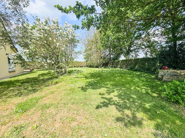 Nouveauté et en Exclusivité : Charmante maison en campagne de Noyal sur Vilaine dans un environnement calme et accès rapide à la 4 voies.

Je suis ravis de vous présenter cette belle maison familiale offrant confort, espace et de nombreuses possibilités. 

Cette propriété de 134m2 et 159m2 au sol environ est érigée sur un terrain généreux de 800 m2 environ, vous offrant ainsi un cadre de vie idéal pour votre famille. 

En entrant dans la maison, vous serez accueilli par un beau et grand salon-séjour, une cuisine séparée, aménagée équipée de 16m2 où la lumière naturelle baigne l'espace grâce à de grandes fenêtres.

Le rez-de-chaussée comprend également une chambre parentale avec sa salle d'eau et wc de 21m2, une grande chambre, une salle de bain, un wc  une grande buanderie.

À l'étage, vous trouverez un espace bureau dans le couloir avec placards desservant 2 grandes chambres équipées de placards et bureau intégrés et une pièce servant de chambre d'enfant actuellement mais qui pourrait être transformée en salle d'eau et wc.bureau. 

Le tout est complété par un grand garage de 34m2 et un grenier de 21m2. Il y a également un puits, un cabanon, un poêle à bois et un carport.

À l'extérieur, le terrain vous permettra de profiter pleinement des beaux jours avec deux belles terrasses et d'aménager un jardin à votre goût 

Ne manquez pas cette opportunité d'acquérir une maison avec un grand potentiel. 

Noyal-sur-Vilaine combine idéalement charme rural et vitalité économique, offrant un accès ultra-rapide à Rennes grâce à sa gare TER et l'axe Paris-Rennes.

La commune propose un cadre de vie complet avec ses commerces de centre-bourg, ses infrastructures culturelles modernes (L'Intervalle) et de nombreux espaces naturels préservés.

Contactez-moi dès maintenant pour organiser une visite et laissez-vous séduire par cette charmante demeure familiale.