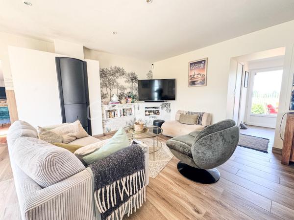 Nouveauté et en Exclusivité : Charmante maison en campagne de Noyal sur Vilaine dans un environnement calme et accès rapide à la 4 voies.

Je suis ravis de vous présenter cette belle maison familiale offrant confort, espace et de nombreuses possibilités. 

Cette propriété de 134m2 et 159m2 au sol environ est érigée sur un terrain généreux de 800 m2 environ, vous offrant ainsi un cadre de vie idéal pour votre famille. 

En entrant dans la maison, vous serez accueilli par un beau et grand salon-séjour, une cuisine séparée, aménagée équipée de 16m2 où la lumière naturelle baigne l'espace grâce à de grandes fenêtres.

Le rez-de-chaussée comprend également une chambre parentale avec sa salle d'eau et wc de 21m2, une grande chambre, une salle de bain, un wc  une grande buanderie.

À l'étage, vous trouverez un espace bureau dans le couloir avec placards desservant 2 grandes chambres équipées de placards et bureau intégrés et une pièce servant de chambre d'enfant actuellement mais qui pourrait être transformée en salle d'eau et wc.bureau. 

Le tout est complété par un grand garage de 34m2 et un grenier de 21m2. Il y a également un puits, un cabanon, un poêle à bois et un carport.

À l'extérieur, le terrain vous permettra de profiter pleinement des beaux jours avec deux belles terrasses et d'aménager un jardin à votre goût 

Ne manquez pas cette opportunité d'acquérir une maison avec un grand potentiel. 

Noyal-sur-Vilaine combine idéalement charme rural et vitalité économique, offrant un accès ultra-rapide à Rennes grâce à sa gare TER et l'axe Paris-Rennes.

La commune propose un cadre de vie complet avec ses commerces de centre-bourg, ses infrastructures culturelles modernes (L'Intervalle) et de nombreux espaces naturels préservés.

Contactez-moi dès maintenant pour organiser une visite et laissez-vous séduire par cette charmante demeure familiale.