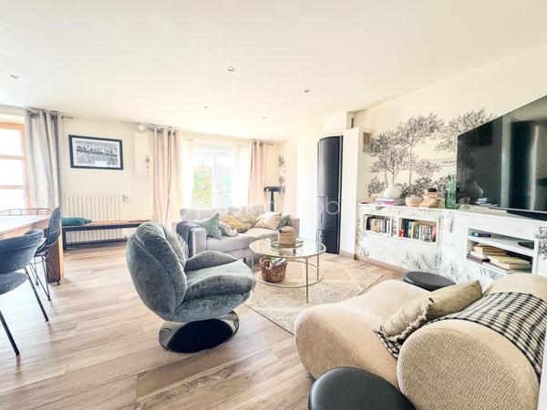 Nouveauté et en Exclusivité : Charmante maison en campagne de Noyal sur Vilaine dans un environnement calme et accès rapide à la 4 voies.

Je suis ravis de vous présenter cette belle maison familiale offrant confort, espace et de nombreuses possibilités. 

Cette propriété de 134m2 et 159m2 au sol environ est érigée sur un terrain généreux de 800 m2 environ, vous offrant ainsi un cadre de vie idéal pour votre famille. 

En entrant dans la maison, vous serez accueilli par un beau et grand salon-séjour, une cuisine séparée, aménagée équipée de 16m2 où la lumière naturelle baigne l'espace grâce à de grandes fenêtres.

Le rez-de-chaussée comprend également une chambre parentale avec sa salle d'eau et wc de 21m2, une grande chambre, une salle de bain, un wc  une grande buanderie.

À l'étage, vous trouverez un espace bureau dans le couloir avec placards desservant 2 grandes chambres équipées de placards et bureau intégrés et une pièce servant de chambre d'enfant actuellement mais qui pourrait être transformée en salle d'eau et wc.bureau. 

Le tout est complété par un grand garage de 34m2 et un grenier de 21m2. Il y a également un puits, un cabanon, un poêle à bois et un carport.

À l'extérieur, le terrain vous permettra de profiter pleinement des beaux jours avec deux belles terrasses et d'aménager un jardin à votre goût 

Ne manquez pas cette opportunité d'acquérir une maison avec un grand potentiel. 

Noyal-sur-Vilaine combine idéalement charme rural et vitalité économique, offrant un accès ultra-rapide à Rennes grâce à sa gare TER et l'axe Paris-Rennes.

La commune propose un cadre de vie complet avec ses commerces de centre-bourg, ses infrastructures culturelles modernes (L'Intervalle) et de nombreux espaces naturels préservés.

Contactez-moi dès maintenant pour organiser une visite et laissez-vous séduire par cette charmante demeure familiale.