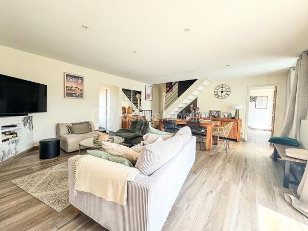 Nouveauté et en Exclusivité : Charmante maison en campagne de Noyal sur Vilaine dans un environnement calme et accès rapide à la 4 voies.

Je suis ravis de vous présenter cette belle maison familiale offrant confort, espace et de nombreuses possibilités. 

Cette propriété de 134m2 et 159m2 au sol environ est érigée sur un terrain généreux de 800 m2 environ, vous offrant ainsi un cadre de vie idéal pour votre famille. 

En entrant dans la maison, vous serez accueilli par un beau et grand salon-séjour, une cuisine séparée, aménagée équipée de 16m2 où la lumière naturelle baigne l'espace grâce à de grandes fenêtres.

Le rez-de-chaussée comprend également une chambre parentale avec sa salle d'eau et wc de 21m2, une grande chambre, une salle de bain, un wc  une grande buanderie.

À l'étage, vous trouverez un espace bureau dans le couloir avec placards desservant 2 grandes chambres équipées de placards et bureau intégrés et une pièce servant de chambre d'enfant actuellement mais qui pourrait être transformée en salle d'eau et wc.bureau. 

Le tout est complété par un grand garage de 34m2 et un grenier de 21m2. Il y a également un puits, un cabanon, un poêle à bois et un carport.

À l'extérieur, le terrain vous permettra de profiter pleinement des beaux jours avec deux belles terrasses et d'aménager un jardin à votre goût 

Ne manquez pas cette opportunité d'acquérir une maison avec un grand potentiel. 

Noyal-sur-Vilaine combine idéalement charme rural et vitalité économique, offrant un accès ultra-rapide à Rennes grâce à sa gare TER et l'axe Paris-Rennes.

La commune propose un cadre de vie complet avec ses commerces de centre-bourg, ses infrastructures culturelles modernes (L'Intervalle) et de nombreux espaces naturels préservés.

Contactez-moi dès maintenant pour organiser une visite et laissez-vous séduire par cette charmante demeure familiale.