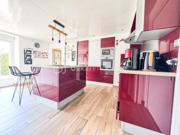 Nouveauté et en Exclusivité : Charmante maison en campagne de Noyal sur Vilaine dans un environnement calme et accès rapide à la 4 voies.

Je suis ravis de vous présenter cette belle maison familiale offrant confort, espace et de nombreuses possibilités. 

Cette propriété de 134m2 et 159m2 au sol environ est érigée sur un terrain généreux de 800 m2 environ, vous offrant ainsi un cadre de vie idéal pour votre famille. 

En entrant dans la maison, vous serez accueilli par un beau et grand salon-séjour, une cuisine séparée, aménagée équipée de 16m2 où la lumière naturelle baigne l'espace grâce à de grandes fenêtres.

Le rez-de-chaussée comprend également une chambre parentale avec sa salle d'eau et wc de 21m2, une grande chambre, une salle de bain, un wc  une grande buanderie.

À l'étage, vous trouverez un espace bureau dans le couloir avec placards desservant 2 grandes chambres équipées de placards et bureau intégrés et une pièce servant de chambre d'enfant actuellement mais qui pourrait être transformée en salle d'eau et wc.bureau. 

Le tout est complété par un grand garage de 34m2 et un grenier de 21m2. Il y a également un puits, un cabanon, un poêle à bois et un carport.

À l'extérieur, le terrain vous permettra de profiter pleinement des beaux jours avec deux belles terrasses et d'aménager un jardin à votre goût 

Ne manquez pas cette opportunité d'acquérir une maison avec un grand potentiel. 

Noyal-sur-Vilaine combine idéalement charme rural et vitalité économique, offrant un accès ultra-rapide à Rennes grâce à sa gare TER et l'axe Paris-Rennes.

La commune propose un cadre de vie complet avec ses commerces de centre-bourg, ses infrastructures culturelles modernes (L'Intervalle) et de nombreux espaces naturels préservés.

Contactez-moi dès maintenant pour organiser une visite et laissez-vous séduire par cette charmante demeure familiale.