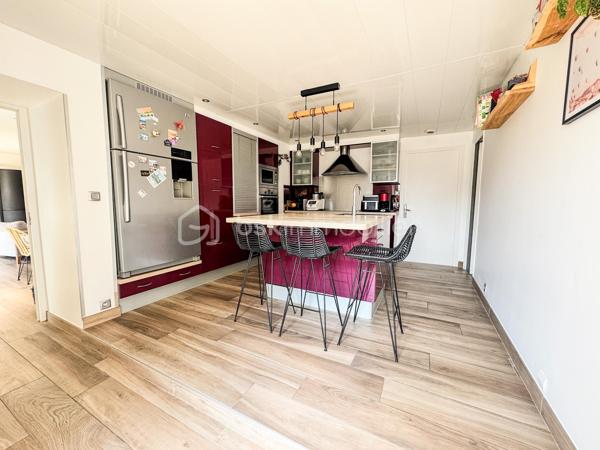 Nouveauté et en Exclusivité : Charmante maison en campagne de Noyal sur Vilaine dans un environnement calme et accès rapide à la 4 voies.

Je suis ravis de vous présenter cette belle maison familiale offrant confort, espace et de nombreuses possibilités. 

Cette propriété de 134m2 et 159m2 au sol environ est érigée sur un terrain généreux de 800 m2 environ, vous offrant ainsi un cadre de vie idéal pour votre famille. 

En entrant dans la maison, vous serez accueilli par un beau et grand salon-séjour, une cuisine séparée, aménagée équipée de 16m2 où la lumière naturelle baigne l'espace grâce à de grandes fenêtres.

Le rez-de-chaussée comprend également une chambre parentale avec sa salle d'eau et wc de 21m2, une grande chambre, une salle de bain, un wc  une grande buanderie.

À l'étage, vous trouverez un espace bureau dans le couloir avec placards desservant 2 grandes chambres équipées de placards et bureau intégrés et une pièce servant de chambre d'enfant actuellement mais qui pourrait être transformée en salle d'eau et wc.bureau. 

Le tout est complété par un grand garage de 34m2 et un grenier de 21m2. Il y a également un puits, un cabanon, un poêle à bois et un carport.

À l'extérieur, le terrain vous permettra de profiter pleinement des beaux jours avec deux belles terrasses et d'aménager un jardin à votre goût 

Ne manquez pas cette opportunité d'acquérir une maison avec un grand potentiel. 

Noyal-sur-Vilaine combine idéalement charme rural et vitalité économique, offrant un accès ultra-rapide à Rennes grâce à sa gare TER et l'axe Paris-Rennes.

La commune propose un cadre de vie complet avec ses commerces de centre-bourg, ses infrastructures culturelles modernes (L'Intervalle) et de nombreux espaces naturels préservés.

Contactez-moi dès maintenant pour organiser une visite et laissez-vous séduire par cette charmante demeure familiale.