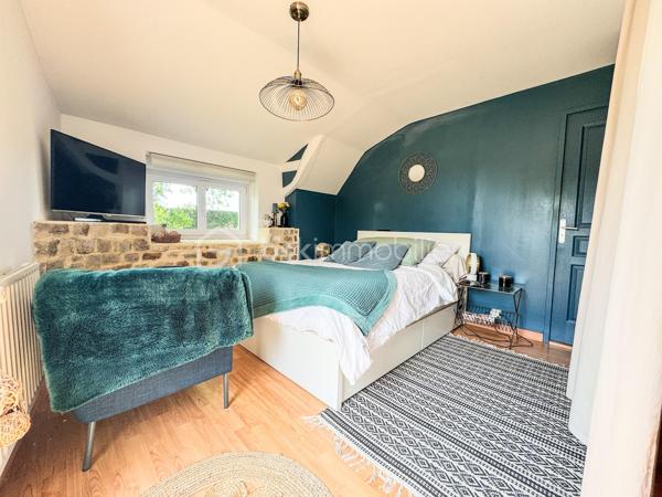 Nouveauté et en Exclusivité : Charmante maison en campagne de Noyal sur Vilaine dans un environnement calme et accès rapide à la 4 voies.

Je suis ravis de vous présenter cette belle maison familiale offrant confort, espace et de nombreuses possibilités. 

Cette propriété de 134m2 et 159m2 au sol environ est érigée sur un terrain généreux de 800 m2 environ, vous offrant ainsi un cadre de vie idéal pour votre famille. 

En entrant dans la maison, vous serez accueilli par un beau et grand salon-séjour, une cuisine séparée, aménagée équipée de 16m2 où la lumière naturelle baigne l'espace grâce à de grandes fenêtres.

Le rez-de-chaussée comprend également une chambre parentale avec sa salle d'eau et wc de 21m2, une grande chambre, une salle de bain, un wc  une grande buanderie.

À l'étage, vous trouverez un espace bureau dans le couloir avec placards desservant 2 grandes chambres équipées de placards et bureau intégrés et une pièce servant de chambre d'enfant actuellement mais qui pourrait être transformée en salle d'eau et wc.bureau. 

Le tout est complété par un grand garage de 34m2 et un grenier de 21m2. Il y a également un puits, un cabanon, un poêle à bois et un carport.

À l'extérieur, le terrain vous permettra de profiter pleinement des beaux jours avec deux belles terrasses et d'aménager un jardin à votre goût 

Ne manquez pas cette opportunité d'acquérir une maison avec un grand potentiel. 

Noyal-sur-Vilaine combine idéalement charme rural et vitalité économique, offrant un accès ultra-rapide à Rennes grâce à sa gare TER et l'axe Paris-Rennes.

La commune propose un cadre de vie complet avec ses commerces de centre-bourg, ses infrastructures culturelles modernes (L'Intervalle) et de nombreux espaces naturels préservés.

Contactez-moi dès maintenant pour organiser une visite et laissez-vous séduire par cette charmante demeure familiale.
