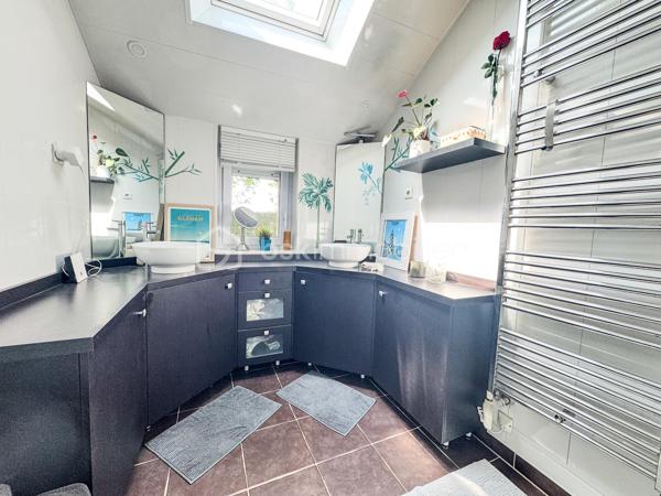 Nouveauté et en Exclusivité : Charmante maison en campagne de Noyal sur Vilaine dans un environnement calme et accès rapide à la 4 voies.

Je suis ravis de vous présenter cette belle maison familiale offrant confort, espace et de nombreuses possibilités. 

Cette propriété de 134m2 et 159m2 au sol environ est érigée sur un terrain généreux de 800 m2 environ, vous offrant ainsi un cadre de vie idéal pour votre famille. 

En entrant dans la maison, vous serez accueilli par un beau et grand salon-séjour, une cuisine séparée, aménagée équipée de 16m2 où la lumière naturelle baigne l'espace grâce à de grandes fenêtres.

Le rez-de-chaussée comprend également une chambre parentale avec sa salle d'eau et wc de 21m2, une grande chambre, une salle de bain, un wc  une grande buanderie.

À l'étage, vous trouverez un espace bureau dans le couloir avec placards desservant 2 grandes chambres équipées de placards et bureau intégrés et une pièce servant de chambre d'enfant actuellement mais qui pourrait être transformée en salle d'eau et wc.bureau. 

Le tout est complété par un grand garage de 34m2 et un grenier de 21m2. Il y a également un puits, un cabanon, un poêle à bois et un carport.

À l'extérieur, le terrain vous permettra de profiter pleinement des beaux jours avec deux belles terrasses et d'aménager un jardin à votre goût 

Ne manquez pas cette opportunité d'acquérir une maison avec un grand potentiel. 

Noyal-sur-Vilaine combine idéalement charme rural et vitalité économique, offrant un accès ultra-rapide à Rennes grâce à sa gare TER et l'axe Paris-Rennes.

La commune propose un cadre de vie complet avec ses commerces de centre-bourg, ses infrastructures culturelles modernes (L'Intervalle) et de nombreux espaces naturels préservés.

Contactez-moi dès maintenant pour organiser une visite et laissez-vous séduire par cette charmante demeure familiale.