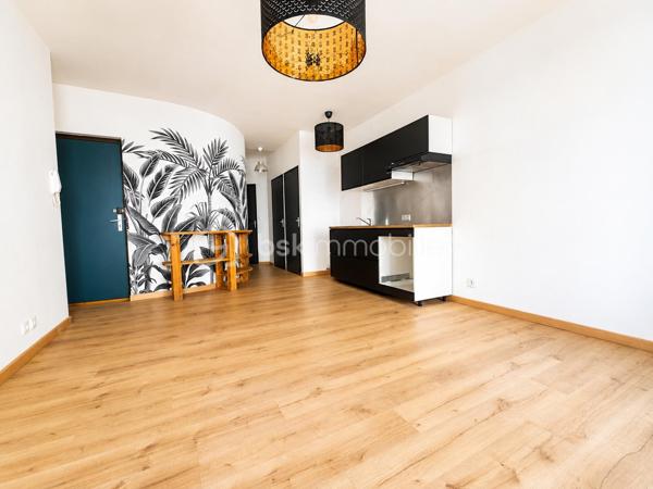 BSK Immobilier vous propose à la vente ce magnifique appartement T2 situé au cœur du centre historique de Grenoble, rue Chenoise.

Au 2ᵉ étage d’une petite copropriété de 4 lots, ce bien plein de charme se compose d’une agréable pièce de vie avec parquet et accès balcon, offrant un cadre chaleureux et lumineux.

La cuisine équipée dispose d’éléments hauts et bas, d’un évier, d’une hotte ainsi que de nombreux rangements.

L’espace nuit comprend une chambre avec parquet et placard intégré.

La salle de bains est équipée d’une baignoire, d’une vasque et d’un sèche-serviettes. WC indépendant.

Prestations :

Menuiseries bois double vitrage
Volets roulants PVC
Interphone
Chauffage électrique
Chauffe-eau 150 litres
Placards de rangement

Vous apprécierez son emplacement privilégié à proximité immédiate des commerces, transports, restaurants et toutes commodités.

Idéal premier achat, investissement locatif ou pied-à-terre.

À découvrir sans tarder !