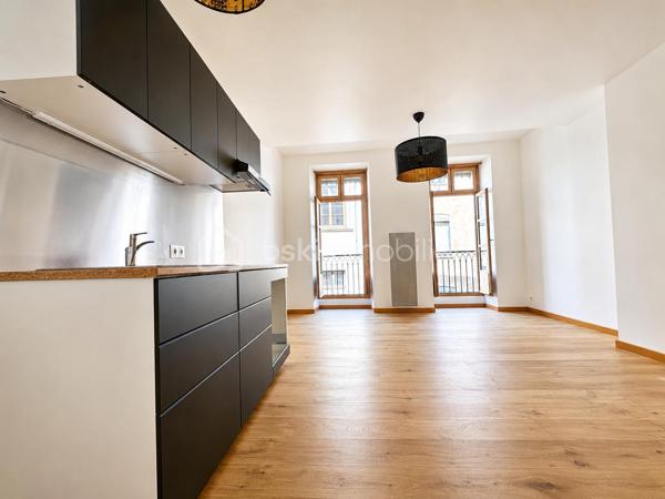 BSK Immobilier vous propose à la vente ce magnifique appartement T2 situé au cœur du centre historique de Grenoble, rue Chenoise.

Au 2ᵉ étage d’une petite copropriété de 4 lots, ce bien plein de charme se compose d’une agréable pièce de vie avec parquet et accès balcon, offrant un cadre chaleureux et lumineux.

La cuisine équipée dispose d’éléments hauts et bas, d’un évier, d’une hotte ainsi que de nombreux rangements.

L’espace nuit comprend une chambre avec parquet et placard intégré.

La salle de bains est équipée d’une baignoire, d’une vasque et d’un sèche-serviettes. WC indépendant.

Prestations :

Menuiseries bois double vitrage
Volets roulants PVC
Interphone
Chauffage électrique
Chauffe-eau 150 litres
Placards de rangement

Vous apprécierez son emplacement privilégié à proximité immédiate des commerces, transports, restaurants et toutes commodités.

Idéal premier achat, investissement locatif ou pied-à-terre.

À découvrir sans tarder !
