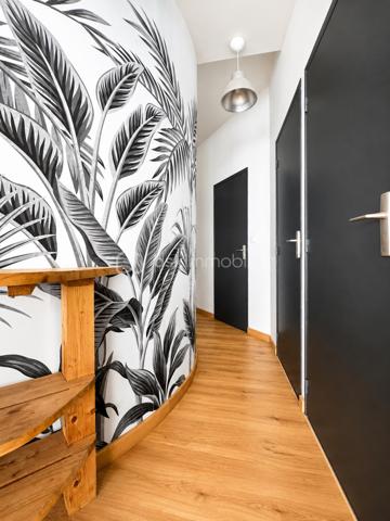 BSK Immobilier vous propose à la vente ce magnifique appartement T2 situé au cœur du centre historique de Grenoble, rue Chenoise.

Au 2ᵉ étage d’une petite copropriété de 4 lots, ce bien plein de charme se compose d’une agréable pièce de vie avec parquet et accès balcon, offrant un cadre chaleureux et lumineux.

La cuisine équipée dispose d’éléments hauts et bas, d’un évier, d’une hotte ainsi que de nombreux rangements.

L’espace nuit comprend une chambre avec parquet et placard intégré.

La salle de bains est équipée d’une baignoire, d’une vasque et d’un sèche-serviettes. WC indépendant.

Prestations :

Menuiseries bois double vitrage
Volets roulants PVC
Interphone
Chauffage électrique
Chauffe-eau 150 litres
Placards de rangement

Vous apprécierez son emplacement privilégié à proximité immédiate des commerces, transports, restaurants et toutes commodités.

Idéal premier achat, investissement locatif ou pied-à-terre.

À découvrir sans tarder !