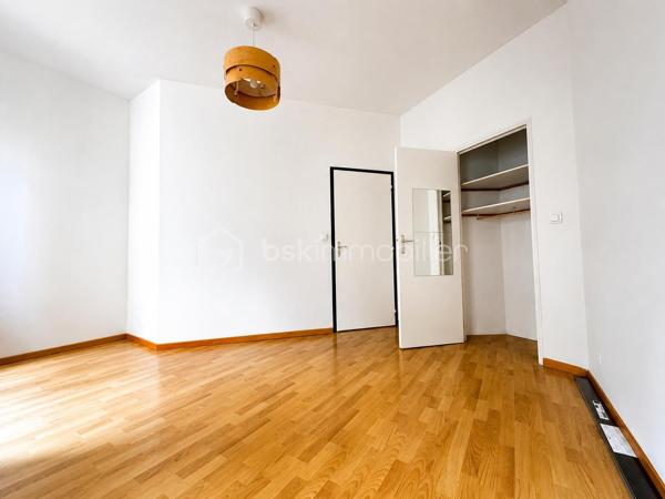 BSK Immobilier vous propose à la vente ce magnifique appartement T2 situé au cœur du centre historique de Grenoble, rue Chenoise.

Au 2ᵉ étage d’une petite copropriété de 4 lots, ce bien plein de charme se compose d’une agréable pièce de vie avec parquet et accès balcon, offrant un cadre chaleureux et lumineux.

La cuisine équipée dispose d’éléments hauts et bas, d’un évier, d’une hotte ainsi que de nombreux rangements.

L’espace nuit comprend une chambre avec parquet et placard intégré.

La salle de bains est équipée d’une baignoire, d’une vasque et d’un sèche-serviettes. WC indépendant.

Prestations :

Menuiseries bois double vitrage
Volets roulants PVC
Interphone
Chauffage électrique
Chauffe-eau 150 litres
Placards de rangement

Vous apprécierez son emplacement privilégié à proximité immédiate des commerces, transports, restaurants et toutes commodités.

Idéal premier achat, investissement locatif ou pied-à-terre.

À découvrir sans tarder !