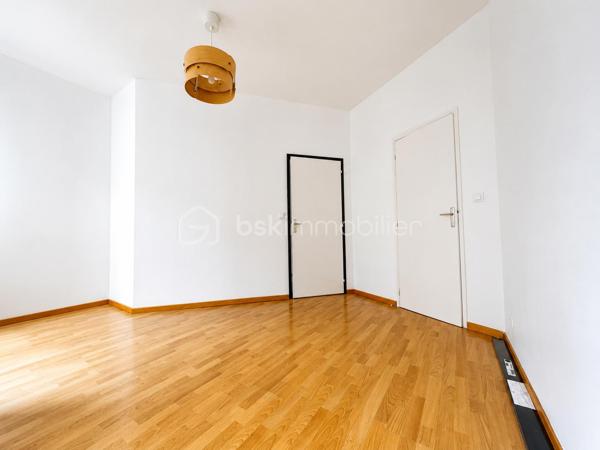 BSK Immobilier vous propose à la vente ce magnifique appartement T2 situé au cœur du centre historique de Grenoble, rue Chenoise.

Au 2ᵉ étage d’une petite copropriété de 4 lots, ce bien plein de charme se compose d’une agréable pièce de vie avec parquet et accès balcon, offrant un cadre chaleureux et lumineux.

La cuisine équipée dispose d’éléments hauts et bas, d’un évier, d’une hotte ainsi que de nombreux rangements.

L’espace nuit comprend une chambre avec parquet et placard intégré.

La salle de bains est équipée d’une baignoire, d’une vasque et d’un sèche-serviettes. WC indépendant.

Prestations :

Menuiseries bois double vitrage
Volets roulants PVC
Interphone
Chauffage électrique
Chauffe-eau 150 litres
Placards de rangement

Vous apprécierez son emplacement privilégié à proximité immédiate des commerces, transports, restaurants et toutes commodités.

Idéal premier achat, investissement locatif ou pied-à-terre.

À découvrir sans tarder !