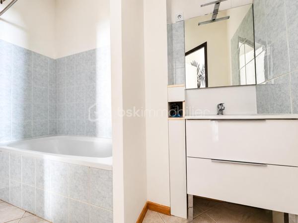 BSK Immobilier vous propose à la vente ce magnifique appartement T2 situé au cœur du centre historique de Grenoble, rue Chenoise.

Au 2ᵉ étage d’une petite copropriété de 4 lots, ce bien plein de charme se compose d’une agréable pièce de vie avec parquet et accès balcon, offrant un cadre chaleureux et lumineux.

La cuisine équipée dispose d’éléments hauts et bas, d’un évier, d’une hotte ainsi que de nombreux rangements.

L’espace nuit comprend une chambre avec parquet et placard intégré.

La salle de bains est équipée d’une baignoire, d’une vasque et d’un sèche-serviettes. WC indépendant.

Prestations :

Menuiseries bois double vitrage
Volets roulants PVC
Interphone
Chauffage électrique
Chauffe-eau 150 litres
Placards de rangement

Vous apprécierez son emplacement privilégié à proximité immédiate des commerces, transports, restaurants et toutes commodités.

Idéal premier achat, investissement locatif ou pied-à-terre.

À découvrir sans tarder !