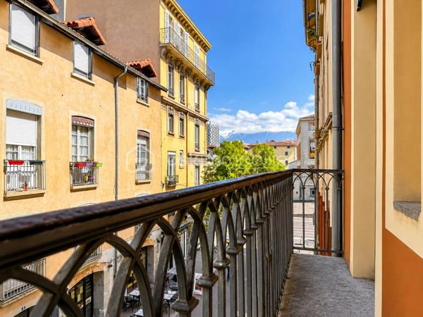 BSK Immobilier vous propose à la vente ce magnifique appartement T2 situé au cœur du centre historique de Grenoble, rue Chenoise.

Au 2ᵉ étage d’une petite copropriété de 4 lots, ce bien plein de charme se compose d’une agréable pièce de vie avec parquet et accès balcon, offrant un cadre chaleureux et lumineux.

La cuisine équipée dispose d’éléments hauts et bas, d’un évier, d’une hotte ainsi que de nombreux rangements.

L’espace nuit comprend une chambre avec parquet et placard intégré.

La salle de bains est équipée d’une baignoire, d’une vasque et d’un sèche-serviettes. WC indépendant.

Prestations :

Menuiseries bois double vitrage
Volets roulants PVC
Interphone
Chauffage électrique
Chauffe-eau 150 litres
Placards de rangement

Vous apprécierez son emplacement privilégié à proximité immédiate des commerces, transports, restaurants et toutes commodités.

Idéal premier achat, investissement locatif ou pied-à-terre.

À découvrir sans tarder !