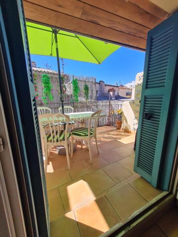 🏡 VIEUX-NICE – DUPLEX AVEC TERRASSE AU DERNIER ÉTAGE

Au cœur de l'un des quartiers les plus emblématiques de Nice, rue Saint-François, découvrez ce duplex de caractère de 93 m² habitables bénéficiant d'une terrasse d'environ 10 m², un bien rare sur le marché du Vieux-Nice.

Situé aux 5e et 6e étages d'un immeuble typique niçois, cet appartement profite d'une configuration atypique offrant de nombreuses possibilités d'aménagement et de valorisation.

Le niveau principal accueille actuellement un salon, deux grandes chambres, une salle de bains, une salle d'eau ainsi qu'un cellier.

À l'étage supérieur, la salle à manger et la cuisine s'ouvrent directement sur la terrasse, véritable atout du bien, offrant un espace extérieur particulièrement recherché dans ce secteur historique.

Des travaux de modernisation sont à prévoir, mais le potentiel est exceptionnel. Une réorganisation des volumes permettra de créer un appartement de standing alliant charme de l'ancien, luminosité et extérieur, particulièrement recherché par une clientèle internationale ou pour un projet patrimonial haut de gamme.

📍 Les points forts :

✅ Dernier étage
✅ Duplex de 93 m² habitables
✅ Terrasse d'environ 10 m²
✅ Emplacement privilégié au cœur du Vieux-Nice
✅ Fort potentiel de valorisation après travaux
✅ Proximité immédiate des commerces, restaurants, tramway et mer

À noter : la réfection complète des parties communes a été votée et intégralement financée par les copropriétaires. Les travaux sont actuellement en cours et devraient être achevés prochainement, contribuant à la valorisation durable de l'immeuble.

Un bien rare destiné aux amateurs d'adresses de caractère et aux investisseurs à la recherche d'un projet à forte valeur ajoutée.

📞 Dossier complet et visite sur demande.