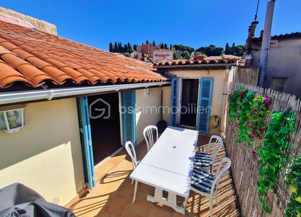 🏡 VIEUX-NICE – DUPLEX AVEC TERRASSE AU DERNIER ÉTAGE

Au cœur de l'un des quartiers les plus emblématiques de Nice, rue Saint-François, découvrez ce duplex de caractère de 93 m² habitables bénéficiant d'une terrasse d'environ 10 m², un bien rare sur le marché du Vieux-Nice.

Situé aux 5e et 6e étages d'un immeuble typique niçois, cet appartement profite d'une configuration atypique offrant de nombreuses possibilités d'aménagement et de valorisation.

Le niveau principal accueille actuellement un salon, deux grandes chambres, une salle de bains, une salle d'eau ainsi qu'un cellier.

À l'étage supérieur, la salle à manger et la cuisine s'ouvrent directement sur la terrasse, véritable atout du bien, offrant un espace extérieur particulièrement recherché dans ce secteur historique.

Des travaux de modernisation sont à prévoir, mais le potentiel est exceptionnel. Une réorganisation des volumes permettra de créer un appartement de standing alliant charme de l'ancien, luminosité et extérieur, particulièrement recherché par une clientèle internationale ou pour un projet patrimonial haut de gamme.

📍 Les points forts :

✅ Dernier étage
✅ Duplex de 93 m² habitables
✅ Terrasse d'environ 10 m²
✅ Emplacement privilégié au cœur du Vieux-Nice
✅ Fort potentiel de valorisation après travaux
✅ Proximité immédiate des commerces, restaurants, tramway et mer

À noter : la réfection complète des parties communes a été votée et intégralement financée par les copropriétaires. Les travaux sont actuellement en cours et devraient être achevés prochainement, contribuant à la valorisation durable de l'immeuble.

Un bien rare destiné aux amateurs d'adresses de caractère et aux investisseurs à la recherche d'un projet à forte valeur ajoutée.

📞 Dossier complet et visite sur demande.