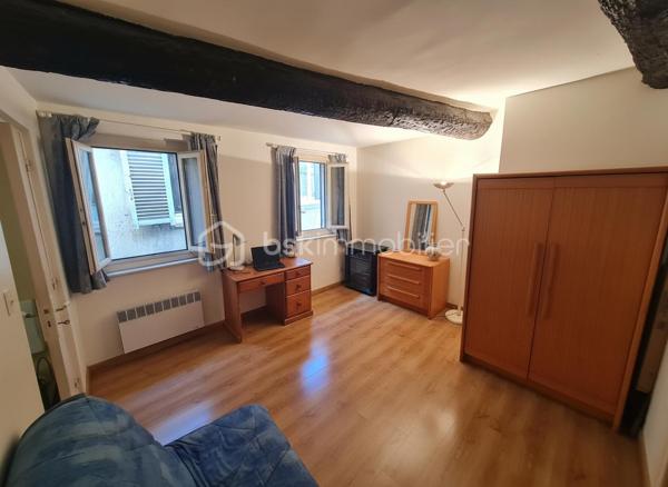 🏡 VIEUX-NICE – DUPLEX AVEC TERRASSE AU DERNIER ÉTAGE

Au cœur de l'un des quartiers les plus emblématiques de Nice, rue Saint-François, découvrez ce duplex de caractère de 93 m² habitables bénéficiant d'une terrasse d'environ 10 m², un bien rare sur le marché du Vieux-Nice.

Situé aux 5e et 6e étages d'un immeuble typique niçois, cet appartement profite d'une configuration atypique offrant de nombreuses possibilités d'aménagement et de valorisation.

Le niveau principal accueille actuellement un salon, deux grandes chambres, une salle de bains, une salle d'eau ainsi qu'un cellier.

À l'étage supérieur, la salle à manger et la cuisine s'ouvrent directement sur la terrasse, véritable atout du bien, offrant un espace extérieur particulièrement recherché dans ce secteur historique.

Des travaux de modernisation sont à prévoir, mais le potentiel est exceptionnel. Une réorganisation des volumes permettra de créer un appartement de standing alliant charme de l'ancien, luminosité et extérieur, particulièrement recherché par une clientèle internationale ou pour un projet patrimonial haut de gamme.

📍 Les points forts :

✅ Dernier étage
✅ Duplex de 93 m² habitables
✅ Terrasse d'environ 10 m²
✅ Emplacement privilégié au cœur du Vieux-Nice
✅ Fort potentiel de valorisation après travaux
✅ Proximité immédiate des commerces, restaurants, tramway et mer

À noter : la réfection complète des parties communes a été votée et intégralement financée par les copropriétaires. Les travaux sont actuellement en cours et devraient être achevés prochainement, contribuant à la valorisation durable de l'immeuble.

Un bien rare destiné aux amateurs d'adresses de caractère et aux investisseurs à la recherche d'un projet à forte valeur ajoutée.

📞 Dossier complet et visite sur demande.