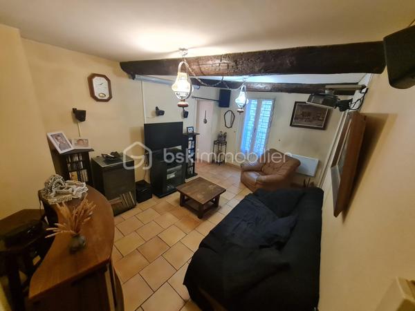 🏡 VIEUX-NICE – DUPLEX AVEC TERRASSE AU DERNIER ÉTAGE

Au cœur de l'un des quartiers les plus emblématiques de Nice, rue Saint-François, découvrez ce duplex de caractère de 93 m² habitables bénéficiant d'une terrasse d'environ 10 m², un bien rare sur le marché du Vieux-Nice.

Situé aux 5e et 6e étages d'un immeuble typique niçois, cet appartement profite d'une configuration atypique offrant de nombreuses possibilités d'aménagement et de valorisation.

Le niveau principal accueille actuellement un salon, deux grandes chambres, une salle de bains, une salle d'eau ainsi qu'un cellier.

À l'étage supérieur, la salle à manger et la cuisine s'ouvrent directement sur la terrasse, véritable atout du bien, offrant un espace extérieur particulièrement recherché dans ce secteur historique.

Des travaux de modernisation sont à prévoir, mais le potentiel est exceptionnel. Une réorganisation des volumes permettra de créer un appartement de standing alliant charme de l'ancien, luminosité et extérieur, particulièrement recherché par une clientèle internationale ou pour un projet patrimonial haut de gamme.

📍 Les points forts :

✅ Dernier étage
✅ Duplex de 93 m² habitables
✅ Terrasse d'environ 10 m²
✅ Emplacement privilégié au cœur du Vieux-Nice
✅ Fort potentiel de valorisation après travaux
✅ Proximité immédiate des commerces, restaurants, tramway et mer

À noter : la réfection complète des parties communes a été votée et intégralement financée par les copropriétaires. Les travaux sont actuellement en cours et devraient être achevés prochainement, contribuant à la valorisation durable de l'immeuble.

Un bien rare destiné aux amateurs d'adresses de caractère et aux investisseurs à la recherche d'un projet à forte valeur ajoutée.

📞 Dossier complet et visite sur demande.