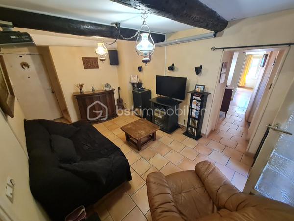 🏡 VIEUX-NICE – DUPLEX AVEC TERRASSE AU DERNIER ÉTAGE

Au cœur de l'un des quartiers les plus emblématiques de Nice, rue Saint-François, découvrez ce duplex de caractère de 93 m² habitables bénéficiant d'une terrasse d'environ 10 m², un bien rare sur le marché du Vieux-Nice.

Situé aux 5e et 6e étages d'un immeuble typique niçois, cet appartement profite d'une configuration atypique offrant de nombreuses possibilités d'aménagement et de valorisation.

Le niveau principal accueille actuellement un salon, deux grandes chambres, une salle de bains, une salle d'eau ainsi qu'un cellier.

À l'étage supérieur, la salle à manger et la cuisine s'ouvrent directement sur la terrasse, véritable atout du bien, offrant un espace extérieur particulièrement recherché dans ce secteur historique.

Des travaux de modernisation sont à prévoir, mais le potentiel est exceptionnel. Une réorganisation des volumes permettra de créer un appartement de standing alliant charme de l'ancien, luminosité et extérieur, particulièrement recherché par une clientèle internationale ou pour un projet patrimonial haut de gamme.

📍 Les points forts :

✅ Dernier étage
✅ Duplex de 93 m² habitables
✅ Terrasse d'environ 10 m²
✅ Emplacement privilégié au cœur du Vieux-Nice
✅ Fort potentiel de valorisation après travaux
✅ Proximité immédiate des commerces, restaurants, tramway et mer

À noter : la réfection complète des parties communes a été votée et intégralement financée par les copropriétaires. Les travaux sont actuellement en cours et devraient être achevés prochainement, contribuant à la valorisation durable de l'immeuble.

Un bien rare destiné aux amateurs d'adresses de caractère et aux investisseurs à la recherche d'un projet à forte valeur ajoutée.

📞 Dossier complet et visite sur demande.