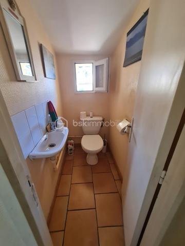 🏡 VIEUX-NICE – DUPLEX AVEC TERRASSE AU DERNIER ÉTAGE

Au cœur de l'un des quartiers les plus emblématiques de Nice, rue Saint-François, découvrez ce duplex de caractère de 93 m² habitables bénéficiant d'une terrasse d'environ 10 m², un bien rare sur le marché du Vieux-Nice.

Situé aux 5e et 6e étages d'un immeuble typique niçois, cet appartement profite d'une configuration atypique offrant de nombreuses possibilités d'aménagement et de valorisation.

Le niveau principal accueille actuellement un salon, deux grandes chambres, une salle de bains, une salle d'eau ainsi qu'un cellier.

À l'étage supérieur, la salle à manger et la cuisine s'ouvrent directement sur la terrasse, véritable atout du bien, offrant un espace extérieur particulièrement recherché dans ce secteur historique.

Des travaux de modernisation sont à prévoir, mais le potentiel est exceptionnel. Une réorganisation des volumes permettra de créer un appartement de standing alliant charme de l'ancien, luminosité et extérieur, particulièrement recherché par une clientèle internationale ou pour un projet patrimonial haut de gamme.

📍 Les points forts :

✅ Dernier étage
✅ Duplex de 93 m² habitables
✅ Terrasse d'environ 10 m²
✅ Emplacement privilégié au cœur du Vieux-Nice
✅ Fort potentiel de valorisation après travaux
✅ Proximité immédiate des commerces, restaurants, tramway et mer

À noter : la réfection complète des parties communes a été votée et intégralement financée par les copropriétaires. Les travaux sont actuellement en cours et devraient être achevés prochainement, contribuant à la valorisation durable de l'immeuble.

Un bien rare destiné aux amateurs d'adresses de caractère et aux investisseurs à la recherche d'un projet à forte valeur ajoutée.

📞 Dossier complet et visite sur demande.