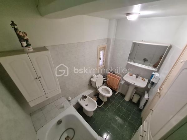 🏡 VIEUX-NICE – DUPLEX AVEC TERRASSE AU DERNIER ÉTAGE

Au cœur de l'un des quartiers les plus emblématiques de Nice, rue Saint-François, découvrez ce duplex de caractère de 93 m² habitables bénéficiant d'une terrasse d'environ 10 m², un bien rare sur le marché du Vieux-Nice.

Situé aux 5e et 6e étages d'un immeuble typique niçois, cet appartement profite d'une configuration atypique offrant de nombreuses possibilités d'aménagement et de valorisation.

Le niveau principal accueille actuellement un salon, deux grandes chambres, une salle de bains, une salle d'eau ainsi qu'un cellier.

À l'étage supérieur, la salle à manger et la cuisine s'ouvrent directement sur la terrasse, véritable atout du bien, offrant un espace extérieur particulièrement recherché dans ce secteur historique.

Des travaux de modernisation sont à prévoir, mais le potentiel est exceptionnel. Une réorganisation des volumes permettra de créer un appartement de standing alliant charme de l'ancien, luminosité et extérieur, particulièrement recherché par une clientèle internationale ou pour un projet patrimonial haut de gamme.

📍 Les points forts :

✅ Dernier étage
✅ Duplex de 93 m² habitables
✅ Terrasse d'environ 10 m²
✅ Emplacement privilégié au cœur du Vieux-Nice
✅ Fort potentiel de valorisation après travaux
✅ Proximité immédiate des commerces, restaurants, tramway et mer

À noter : la réfection complète des parties communes a été votée et intégralement financée par les copropriétaires. Les travaux sont actuellement en cours et devraient être achevés prochainement, contribuant à la valorisation durable de l'immeuble.

Un bien rare destiné aux amateurs d'adresses de caractère et aux investisseurs à la recherche d'un projet à forte valeur ajoutée.

📞 Dossier complet et visite sur demande.
