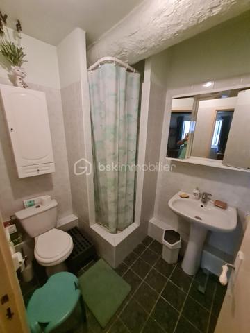 🏡 VIEUX-NICE – DUPLEX AVEC TERRASSE AU DERNIER ÉTAGE

Au cœur de l'un des quartiers les plus emblématiques de Nice, rue Saint-François, découvrez ce duplex de caractère de 93 m² habitables bénéficiant d'une terrasse d'environ 10 m², un bien rare sur le marché du Vieux-Nice.

Situé aux 5e et 6e étages d'un immeuble typique niçois, cet appartement profite d'une configuration atypique offrant de nombreuses possibilités d'aménagement et de valorisation.

Le niveau principal accueille actuellement un salon, deux grandes chambres, une salle de bains, une salle d'eau ainsi qu'un cellier.

À l'étage supérieur, la salle à manger et la cuisine s'ouvrent directement sur la terrasse, véritable atout du bien, offrant un espace extérieur particulièrement recherché dans ce secteur historique.

Des travaux de modernisation sont à prévoir, mais le potentiel est exceptionnel. Une réorganisation des volumes permettra de créer un appartement de standing alliant charme de l'ancien, luminosité et extérieur, particulièrement recherché par une clientèle internationale ou pour un projet patrimonial haut de gamme.

📍 Les points forts :

✅ Dernier étage
✅ Duplex de 93 m² habitables
✅ Terrasse d'environ 10 m²
✅ Emplacement privilégié au cœur du Vieux-Nice
✅ Fort potentiel de valorisation après travaux
✅ Proximité immédiate des commerces, restaurants, tramway et mer

À noter : la réfection complète des parties communes a été votée et intégralement financée par les copropriétaires. Les travaux sont actuellement en cours et devraient être achevés prochainement, contribuant à la valorisation durable de l'immeuble.

Un bien rare destiné aux amateurs d'adresses de caractère et aux investisseurs à la recherche d'un projet à forte valeur ajoutée.

📞 Dossier complet et visite sur demande.