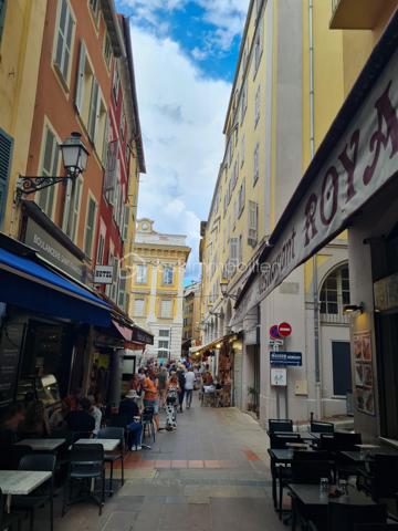 🏡 VIEUX-NICE – DUPLEX AVEC TERRASSE AU DERNIER ÉTAGE

Au cœur de l'un des quartiers les plus emblématiques de Nice, rue Saint-François, découvrez ce duplex de caractère de 93 m² habitables bénéficiant d'une terrasse d'environ 10 m², un bien rare sur le marché du Vieux-Nice.

Situé aux 5e et 6e étages d'un immeuble typique niçois, cet appartement profite d'une configuration atypique offrant de nombreuses possibilités d'aménagement et de valorisation.

Le niveau principal accueille actuellement un salon, deux grandes chambres, une salle de bains, une salle d'eau ainsi qu'un cellier.

À l'étage supérieur, la salle à manger et la cuisine s'ouvrent directement sur la terrasse, véritable atout du bien, offrant un espace extérieur particulièrement recherché dans ce secteur historique.

Des travaux de modernisation sont à prévoir, mais le potentiel est exceptionnel. Une réorganisation des volumes permettra de créer un appartement de standing alliant charme de l'ancien, luminosité et extérieur, particulièrement recherché par une clientèle internationale ou pour un projet patrimonial haut de gamme.

📍 Les points forts :

✅ Dernier étage
✅ Duplex de 93 m² habitables
✅ Terrasse d'environ 10 m²
✅ Emplacement privilégié au cœur du Vieux-Nice
✅ Fort potentiel de valorisation après travaux
✅ Proximité immédiate des commerces, restaurants, tramway et mer

À noter : la réfection complète des parties communes a été votée et intégralement financée par les copropriétaires. Les travaux sont actuellement en cours et devraient être achevés prochainement, contribuant à la valorisation durable de l'immeuble.

Un bien rare destiné aux amateurs d'adresses de caractère et aux investisseurs à la recherche d'un projet à forte valeur ajoutée.

📞 Dossier complet et visite sur demande.