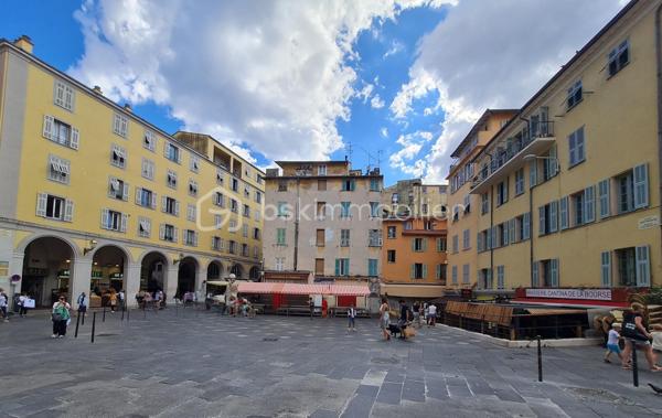 🏡 VIEUX-NICE – DUPLEX AVEC TERRASSE AU DERNIER ÉTAGE

Au cœur de l'un des quartiers les plus emblématiques de Nice, rue Saint-François, découvrez ce duplex de caractère de 93 m² habitables bénéficiant d'une terrasse d'environ 10 m², un bien rare sur le marché du Vieux-Nice.

Situé aux 5e et 6e étages d'un immeuble typique niçois, cet appartement profite d'une configuration atypique offrant de nombreuses possibilités d'aménagement et de valorisation.

Le niveau principal accueille actuellement un salon, deux grandes chambres, une salle de bains, une salle d'eau ainsi qu'un cellier.

À l'étage supérieur, la salle à manger et la cuisine s'ouvrent directement sur la terrasse, véritable atout du bien, offrant un espace extérieur particulièrement recherché dans ce secteur historique.

Des travaux de modernisation sont à prévoir, mais le potentiel est exceptionnel. Une réorganisation des volumes permettra de créer un appartement de standing alliant charme de l'ancien, luminosité et extérieur, particulièrement recherché par une clientèle internationale ou pour un projet patrimonial haut de gamme.

📍 Les points forts :

✅ Dernier étage
✅ Duplex de 93 m² habitables
✅ Terrasse d'environ 10 m²
✅ Emplacement privilégié au cœur du Vieux-Nice
✅ Fort potentiel de valorisation après travaux
✅ Proximité immédiate des commerces, restaurants, tramway et mer

À noter : la réfection complète des parties communes a été votée et intégralement financée par les copropriétaires. Les travaux sont actuellement en cours et devraient être achevés prochainement, contribuant à la valorisation durable de l'immeuble.

Un bien rare destiné aux amateurs d'adresses de caractère et aux investisseurs à la recherche d'un projet à forte valeur ajoutée.

📞 Dossier complet et visite sur demande.