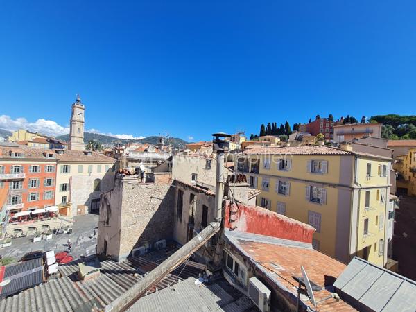🏡 VIEUX-NICE – DUPLEX AVEC TERRASSE AU DERNIER ÉTAGE

Au cœur de l'un des quartiers les plus emblématiques de Nice, rue Saint-François, découvrez ce duplex de caractère de 93 m² habitables bénéficiant d'une terrasse d'environ 10 m², un bien rare sur le marché du Vieux-Nice.

Situé aux 5e et 6e étages d'un immeuble typique niçois, cet appartement profite d'une configuration atypique offrant de nombreuses possibilités d'aménagement et de valorisation.

Le niveau principal accueille actuellement un salon, deux grandes chambres, une salle de bains, une salle d'eau ainsi qu'un cellier.

À l'étage supérieur, la salle à manger et la cuisine s'ouvrent directement sur la terrasse, véritable atout du bien, offrant un espace extérieur particulièrement recherché dans ce secteur historique.

Des travaux de modernisation sont à prévoir, mais le potentiel est exceptionnel. Une réorganisation des volumes permettra de créer un appartement de standing alliant charme de l'ancien, luminosité et extérieur, particulièrement recherché par une clientèle internationale ou pour un projet patrimonial haut de gamme.

📍 Les points forts :

✅ Dernier étage
✅ Duplex de 93 m² habitables
✅ Terrasse d'environ 10 m²
✅ Emplacement privilégié au cœur du Vieux-Nice
✅ Fort potentiel de valorisation après travaux
✅ Proximité immédiate des commerces, restaurants, tramway et mer

À noter : la réfection complète des parties communes a été votée et intégralement financée par les copropriétaires. Les travaux sont actuellement en cours et devraient être achevés prochainement, contribuant à la valorisation durable de l'immeuble.

Un bien rare destiné aux amateurs d'adresses de caractère et aux investisseurs à la recherche d'un projet à forte valeur ajoutée.

📞 Dossier complet et visite sur demande.
