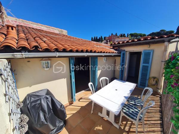 🏡 VIEUX-NICE – DUPLEX AVEC TERRASSE AU DERNIER ÉTAGE

Au cœur de l'un des quartiers les plus emblématiques de Nice, rue Saint-François, découvrez ce duplex de caractère de 93 m² habitables bénéficiant d'une terrasse d'environ 10 m², un bien rare sur le marché du Vieux-Nice.

Situé aux 5e et 6e étages d'un immeuble typique niçois, cet appartement profite d'une configuration atypique offrant de nombreuses possibilités d'aménagement et de valorisation.

Le niveau principal accueille actuellement un salon, deux grandes chambres, une salle de bains, une salle d'eau ainsi qu'un cellier.

À l'étage supérieur, la salle à manger et la cuisine s'ouvrent directement sur la terrasse, véritable atout du bien, offrant un espace extérieur particulièrement recherché dans ce secteur historique.

Des travaux de modernisation sont à prévoir, mais le potentiel est exceptionnel. Une réorganisation des volumes permettra de créer un appartement de standing alliant charme de l'ancien, luminosité et extérieur, particulièrement recherché par une clientèle internationale ou pour un projet patrimonial haut de gamme.

📍 Les points forts :

✅ Dernier étage
✅ Duplex de 93 m² habitables
✅ Terrasse d'environ 10 m²
✅ Emplacement privilégié au cœur du Vieux-Nice
✅ Fort potentiel de valorisation après travaux
✅ Proximité immédiate des commerces, restaurants, tramway et mer

À noter : la réfection complète des parties communes a été votée et intégralement financée par les copropriétaires. Les travaux sont actuellement en cours et devraient être achevés prochainement, contribuant à la valorisation durable de l'immeuble.

Un bien rare destiné aux amateurs d'adresses de caractère et aux investisseurs à la recherche d'un projet à forte valeur ajoutée.

📞 Dossier complet et visite sur demande.