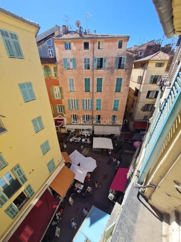 🏡 VIEUX-NICE – DUPLEX AVEC TERRASSE AU DERNIER ÉTAGE

Au cœur de l'un des quartiers les plus emblématiques de Nice, rue Saint-François, découvrez ce duplex de caractère de 93 m² habitables bénéficiant d'une terrasse d'environ 10 m², un bien rare sur le marché du Vieux-Nice.

Situé aux 5e et 6e étages d'un immeuble typique niçois, cet appartement profite d'une configuration atypique offrant de nombreuses possibilités d'aménagement et de valorisation.

Le niveau principal accueille actuellement un salon, deux grandes chambres, une salle de bains, une salle d'eau ainsi qu'un cellier.

À l'étage supérieur, la salle à manger et la cuisine s'ouvrent directement sur la terrasse, véritable atout du bien, offrant un espace extérieur particulièrement recherché dans ce secteur historique.

Des travaux de modernisation sont à prévoir, mais le potentiel est exceptionnel. Une réorganisation des volumes permettra de créer un appartement de standing alliant charme de l'ancien, luminosité et extérieur, particulièrement recherché par une clientèle internationale ou pour un projet patrimonial haut de gamme.

📍 Les points forts :

✅ Dernier étage
✅ Duplex de 93 m² habitables
✅ Terrasse d'environ 10 m²
✅ Emplacement privilégié au cœur du Vieux-Nice
✅ Fort potentiel de valorisation après travaux
✅ Proximité immédiate des commerces, restaurants, tramway et mer

À noter : la réfection complète des parties communes a été votée et intégralement financée par les copropriétaires. Les travaux sont actuellement en cours et devraient être achevés prochainement, contribuant à la valorisation durable de l'immeuble.

Un bien rare destiné aux amateurs d'adresses de caractère et aux investisseurs à la recherche d'un projet à forte valeur ajoutée.

📞 Dossier complet et visite sur demande.