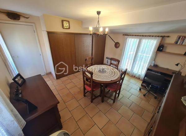 🏡 VIEUX-NICE – DUPLEX AVEC TERRASSE AU DERNIER ÉTAGE

Au cœur de l'un des quartiers les plus emblématiques de Nice, rue Saint-François, découvrez ce duplex de caractère de 93 m² habitables bénéficiant d'une terrasse d'environ 10 m², un bien rare sur le marché du Vieux-Nice.

Situé aux 5e et 6e étages d'un immeuble typique niçois, cet appartement profite d'une configuration atypique offrant de nombreuses possibilités d'aménagement et de valorisation.

Le niveau principal accueille actuellement un salon, deux grandes chambres, une salle de bains, une salle d'eau ainsi qu'un cellier.

À l'étage supérieur, la salle à manger et la cuisine s'ouvrent directement sur la terrasse, véritable atout du bien, offrant un espace extérieur particulièrement recherché dans ce secteur historique.

Des travaux de modernisation sont à prévoir, mais le potentiel est exceptionnel. Une réorganisation des volumes permettra de créer un appartement de standing alliant charme de l'ancien, luminosité et extérieur, particulièrement recherché par une clientèle internationale ou pour un projet patrimonial haut de gamme.

📍 Les points forts :

✅ Dernier étage
✅ Duplex de 93 m² habitables
✅ Terrasse d'environ 10 m²
✅ Emplacement privilégié au cœur du Vieux-Nice
✅ Fort potentiel de valorisation après travaux
✅ Proximité immédiate des commerces, restaurants, tramway et mer

À noter : la réfection complète des parties communes a été votée et intégralement financée par les copropriétaires. Les travaux sont actuellement en cours et devraient être achevés prochainement, contribuant à la valorisation durable de l'immeuble.

Un bien rare destiné aux amateurs d'adresses de caractère et aux investisseurs à la recherche d'un projet à forte valeur ajoutée.

📞 Dossier complet et visite sur demande.