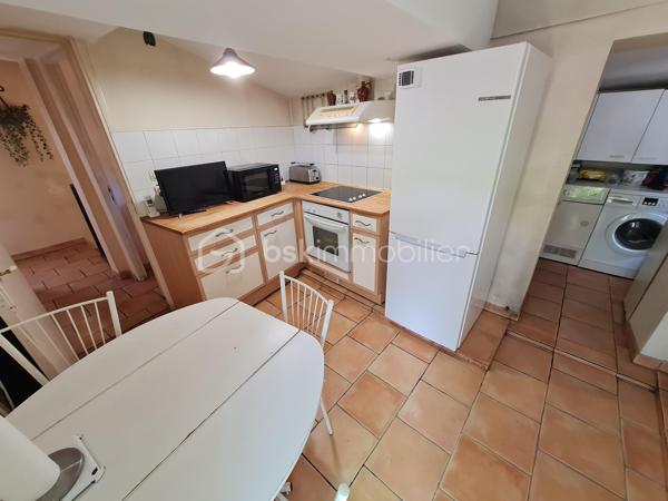 🏡 VIEUX-NICE – DUPLEX AVEC TERRASSE AU DERNIER ÉTAGE

Au cœur de l'un des quartiers les plus emblématiques de Nice, rue Saint-François, découvrez ce duplex de caractère de 93 m² habitables bénéficiant d'une terrasse d'environ 10 m², un bien rare sur le marché du Vieux-Nice.

Situé aux 5e et 6e étages d'un immeuble typique niçois, cet appartement profite d'une configuration atypique offrant de nombreuses possibilités d'aménagement et de valorisation.

Le niveau principal accueille actuellement un salon, deux grandes chambres, une salle de bains, une salle d'eau ainsi qu'un cellier.

À l'étage supérieur, la salle à manger et la cuisine s'ouvrent directement sur la terrasse, véritable atout du bien, offrant un espace extérieur particulièrement recherché dans ce secteur historique.

Des travaux de modernisation sont à prévoir, mais le potentiel est exceptionnel. Une réorganisation des volumes permettra de créer un appartement de standing alliant charme de l'ancien, luminosité et extérieur, particulièrement recherché par une clientèle internationale ou pour un projet patrimonial haut de gamme.

📍 Les points forts :

✅ Dernier étage
✅ Duplex de 93 m² habitables
✅ Terrasse d'environ 10 m²
✅ Emplacement privilégié au cœur du Vieux-Nice
✅ Fort potentiel de valorisation après travaux
✅ Proximité immédiate des commerces, restaurants, tramway et mer

À noter : la réfection complète des parties communes a été votée et intégralement financée par les copropriétaires. Les travaux sont actuellement en cours et devraient être achevés prochainement, contribuant à la valorisation durable de l'immeuble.

Un bien rare destiné aux amateurs d'adresses de caractère et aux investisseurs à la recherche d'un projet à forte valeur ajoutée.

📞 Dossier complet et visite sur demande.