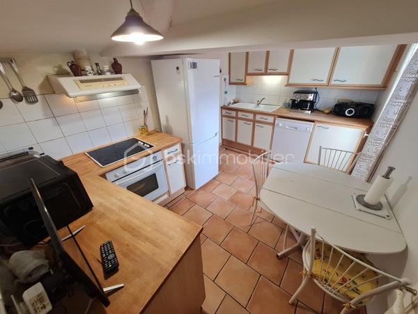 🏡 VIEUX-NICE – DUPLEX AVEC TERRASSE AU DERNIER ÉTAGE

Au cœur de l'un des quartiers les plus emblématiques de Nice, rue Saint-François, découvrez ce duplex de caractère de 93 m² habitables bénéficiant d'une terrasse d'environ 10 m², un bien rare sur le marché du Vieux-Nice.

Situé aux 5e et 6e étages d'un immeuble typique niçois, cet appartement profite d'une configuration atypique offrant de nombreuses possibilités d'aménagement et de valorisation.

Le niveau principal accueille actuellement un salon, deux grandes chambres, une salle de bains, une salle d'eau ainsi qu'un cellier.

À l'étage supérieur, la salle à manger et la cuisine s'ouvrent directement sur la terrasse, véritable atout du bien, offrant un espace extérieur particulièrement recherché dans ce secteur historique.

Des travaux de modernisation sont à prévoir, mais le potentiel est exceptionnel. Une réorganisation des volumes permettra de créer un appartement de standing alliant charme de l'ancien, luminosité et extérieur, particulièrement recherché par une clientèle internationale ou pour un projet patrimonial haut de gamme.

📍 Les points forts :

✅ Dernier étage
✅ Duplex de 93 m² habitables
✅ Terrasse d'environ 10 m²
✅ Emplacement privilégié au cœur du Vieux-Nice
✅ Fort potentiel de valorisation après travaux
✅ Proximité immédiate des commerces, restaurants, tramway et mer

À noter : la réfection complète des parties communes a été votée et intégralement financée par les copropriétaires. Les travaux sont actuellement en cours et devraient être achevés prochainement, contribuant à la valorisation durable de l'immeuble.

Un bien rare destiné aux amateurs d'adresses de caractère et aux investisseurs à la recherche d'un projet à forte valeur ajoutée.

📞 Dossier complet et visite sur demande.