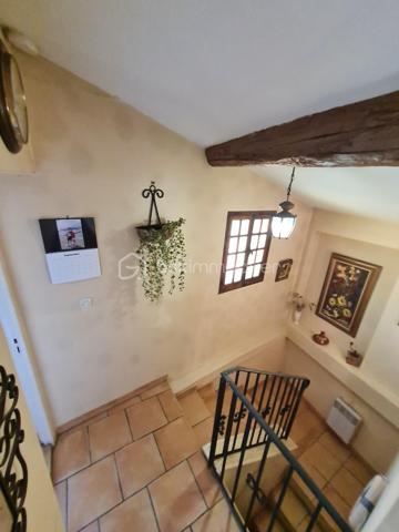 🏡 VIEUX-NICE – DUPLEX AVEC TERRASSE AU DERNIER ÉTAGE

Au cœur de l'un des quartiers les plus emblématiques de Nice, rue Saint-François, découvrez ce duplex de caractère de 93 m² habitables bénéficiant d'une terrasse d'environ 10 m², un bien rare sur le marché du Vieux-Nice.

Situé aux 5e et 6e étages d'un immeuble typique niçois, cet appartement profite d'une configuration atypique offrant de nombreuses possibilités d'aménagement et de valorisation.

Le niveau principal accueille actuellement un salon, deux grandes chambres, une salle de bains, une salle d'eau ainsi qu'un cellier.

À l'étage supérieur, la salle à manger et la cuisine s'ouvrent directement sur la terrasse, véritable atout du bien, offrant un espace extérieur particulièrement recherché dans ce secteur historique.

Des travaux de modernisation sont à prévoir, mais le potentiel est exceptionnel. Une réorganisation des volumes permettra de créer un appartement de standing alliant charme de l'ancien, luminosité et extérieur, particulièrement recherché par une clientèle internationale ou pour un projet patrimonial haut de gamme.

📍 Les points forts :

✅ Dernier étage
✅ Duplex de 93 m² habitables
✅ Terrasse d'environ 10 m²
✅ Emplacement privilégié au cœur du Vieux-Nice
✅ Fort potentiel de valorisation après travaux
✅ Proximité immédiate des commerces, restaurants, tramway et mer

À noter : la réfection complète des parties communes a été votée et intégralement financée par les copropriétaires. Les travaux sont actuellement en cours et devraient être achevés prochainement, contribuant à la valorisation durable de l'immeuble.

Un bien rare destiné aux amateurs d'adresses de caractère et aux investisseurs à la recherche d'un projet à forte valeur ajoutée.

📞 Dossier complet et visite sur demande.