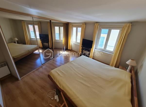 🏡 VIEUX-NICE – DUPLEX AVEC TERRASSE AU DERNIER ÉTAGE

Au cœur de l'un des quartiers les plus emblématiques de Nice, rue Saint-François, découvrez ce duplex de caractère de 93 m² habitables bénéficiant d'une terrasse d'environ 10 m², un bien rare sur le marché du Vieux-Nice.

Situé aux 5e et 6e étages d'un immeuble typique niçois, cet appartement profite d'une configuration atypique offrant de nombreuses possibilités d'aménagement et de valorisation.

Le niveau principal accueille actuellement un salon, deux grandes chambres, une salle de bains, une salle d'eau ainsi qu'un cellier.

À l'étage supérieur, la salle à manger et la cuisine s'ouvrent directement sur la terrasse, véritable atout du bien, offrant un espace extérieur particulièrement recherché dans ce secteur historique.

Des travaux de modernisation sont à prévoir, mais le potentiel est exceptionnel. Une réorganisation des volumes permettra de créer un appartement de standing alliant charme de l'ancien, luminosité et extérieur, particulièrement recherché par une clientèle internationale ou pour un projet patrimonial haut de gamme.

📍 Les points forts :

✅ Dernier étage
✅ Duplex de 93 m² habitables
✅ Terrasse d'environ 10 m²
✅ Emplacement privilégié au cœur du Vieux-Nice
✅ Fort potentiel de valorisation après travaux
✅ Proximité immédiate des commerces, restaurants, tramway et mer

À noter : la réfection complète des parties communes a été votée et intégralement financée par les copropriétaires. Les travaux sont actuellement en cours et devraient être achevés prochainement, contribuant à la valorisation durable de l'immeuble.

Un bien rare destiné aux amateurs d'adresses de caractère et aux investisseurs à la recherche d'un projet à forte valeur ajoutée.

📞 Dossier complet et visite sur demande.