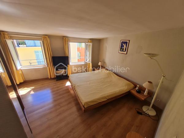 🏡 VIEUX-NICE – DUPLEX AVEC TERRASSE AU DERNIER ÉTAGE

Au cœur de l'un des quartiers les plus emblématiques de Nice, rue Saint-François, découvrez ce duplex de caractère de 93 m² habitables bénéficiant d'une terrasse d'environ 10 m², un bien rare sur le marché du Vieux-Nice.

Situé aux 5e et 6e étages d'un immeuble typique niçois, cet appartement profite d'une configuration atypique offrant de nombreuses possibilités d'aménagement et de valorisation.

Le niveau principal accueille actuellement un salon, deux grandes chambres, une salle de bains, une salle d'eau ainsi qu'un cellier.

À l'étage supérieur, la salle à manger et la cuisine s'ouvrent directement sur la terrasse, véritable atout du bien, offrant un espace extérieur particulièrement recherché dans ce secteur historique.

Des travaux de modernisation sont à prévoir, mais le potentiel est exceptionnel. Une réorganisation des volumes permettra de créer un appartement de standing alliant charme de l'ancien, luminosité et extérieur, particulièrement recherché par une clientèle internationale ou pour un projet patrimonial haut de gamme.

📍 Les points forts :

✅ Dernier étage
✅ Duplex de 93 m² habitables
✅ Terrasse d'environ 10 m²
✅ Emplacement privilégié au cœur du Vieux-Nice
✅ Fort potentiel de valorisation après travaux
✅ Proximité immédiate des commerces, restaurants, tramway et mer

À noter : la réfection complète des parties communes a été votée et intégralement financée par les copropriétaires. Les travaux sont actuellement en cours et devraient être achevés prochainement, contribuant à la valorisation durable de l'immeuble.

Un bien rare destiné aux amateurs d'adresses de caractère et aux investisseurs à la recherche d'un projet à forte valeur ajoutée.

📞 Dossier complet et visite sur demande.