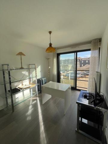 EXCLUSIVITÉ BEL APPARTEMENT TRAVERSANT, T4, LOGGIA, PARKING COUVERT, CAVE