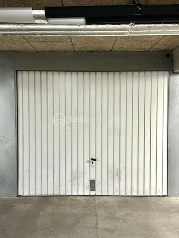 À vendre, garage de 19,89 m² fermé et sécurisé en sous-sol situé au sein d’une résidence de 2003.
Ce garage spacieux offre une solution de stationnement ainsi qu’un espace de stockage complémentaire.

Idéalement situé à Villeurbanne, sur le secteur Charpennes -Tonkin :
- Au pied du tram T1 et T4, arrêt Tonkin
- À 5 minutes à pied du métro A et B, arrêt Charpennes - Charles Hernu
- À 500 mètres du Parc de la Tête d’Or

Accès facile avec portail sécurisé et automatique. 

Idéal pour un résident du secteur ou un investisseur. 

À votre disposition pour plus d’informations ou pour organiser une visite.