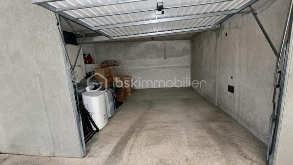 À vendre, garage de 19,89 m² fermé et sécurisé en sous-sol situé au sein d’une résidence de 2003.
Ce garage spacieux offre une solution de stationnement ainsi qu’un espace de stockage complémentaire.

Idéalement situé à Villeurbanne, sur le secteur Charpennes -Tonkin :
- Au pied du tram T1 et T4, arrêt Tonkin
- À 5 minutes à pied du métro A et B, arrêt Charpennes - Charles Hernu
- À 500 mètres du Parc de la Tête d’Or

Accès facile avec portail sécurisé et automatique. 

Idéal pour un résident du secteur ou un investisseur. 

À votre disposition pour plus d’informations ou pour organiser une visite.