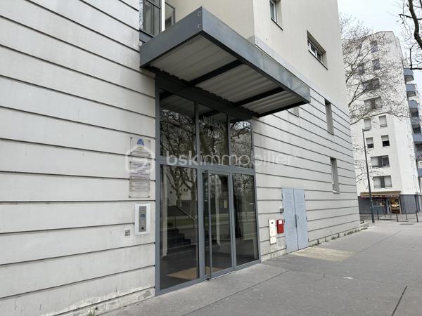 À vendre, garage de 19,89 m² fermé et sécurisé en sous-sol situé au sein d’une résidence de 2003.
Ce garage spacieux offre une solution de stationnement ainsi qu’un espace de stockage complémentaire.

Idéalement situé à Villeurbanne, sur le secteur Charpennes -Tonkin :
- Au pied du tram T1 et T4, arrêt Tonkin
- À 5 minutes à pied du métro A et B, arrêt Charpennes - Charles Hernu
- À 500 mètres du Parc de la Tête d’Or

Accès facile avec portail sécurisé et automatique. 

Idéal pour un résident du secteur ou un investisseur. 

À votre disposition pour plus d’informations ou pour organiser une visite.