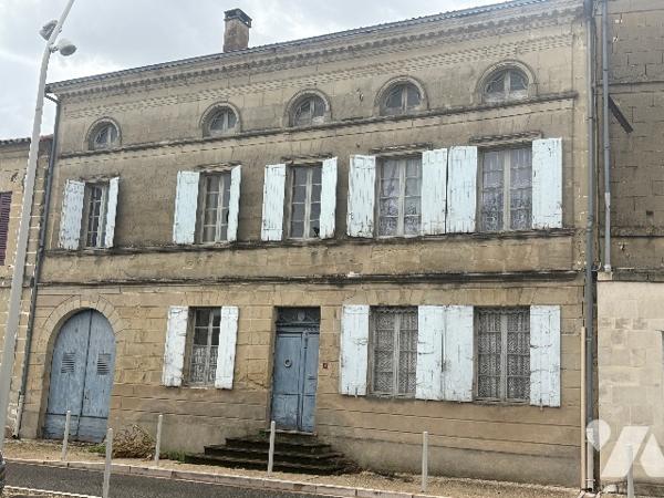 Exclusivité ! Belle maison de village à restaurer avec jardin sur l'arrière. Faites-vite, car rare !