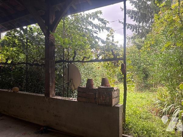 Exclusivité ! Belle maison de village à restaurer avec jardin sur l'arrière. Faites-vite, car rare !